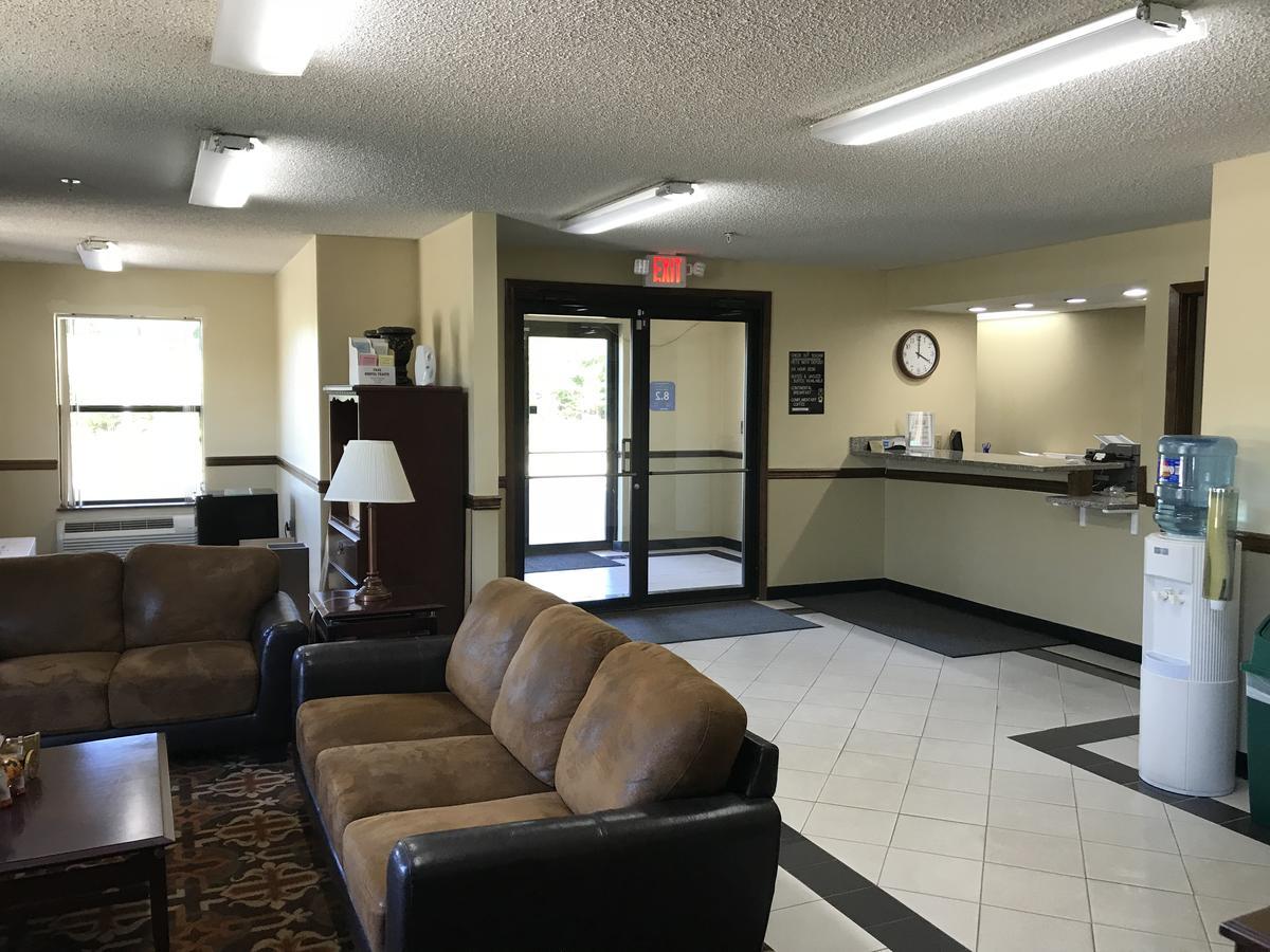 Clairmont Inn & Suites - Warren Exterior photo
