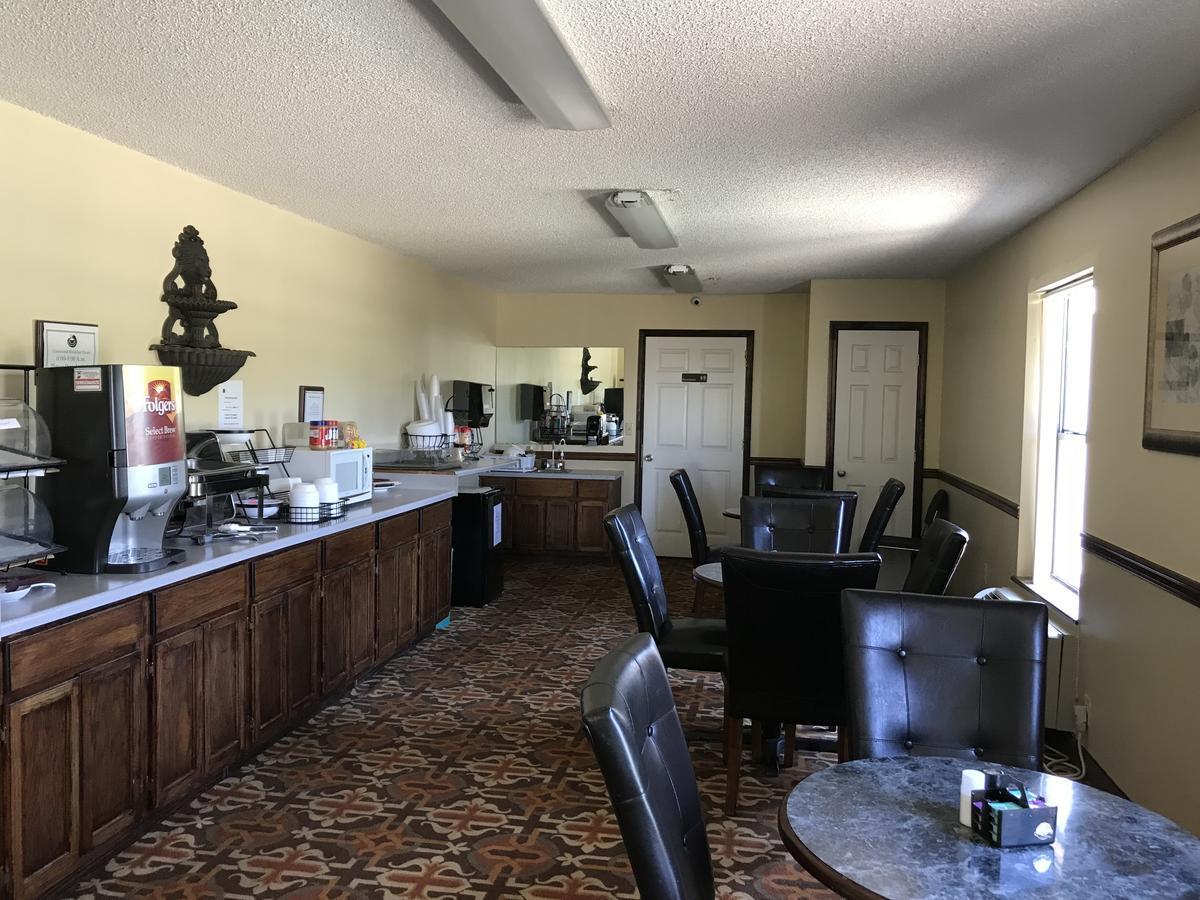Clairmont Inn & Suites - Warren Exterior photo