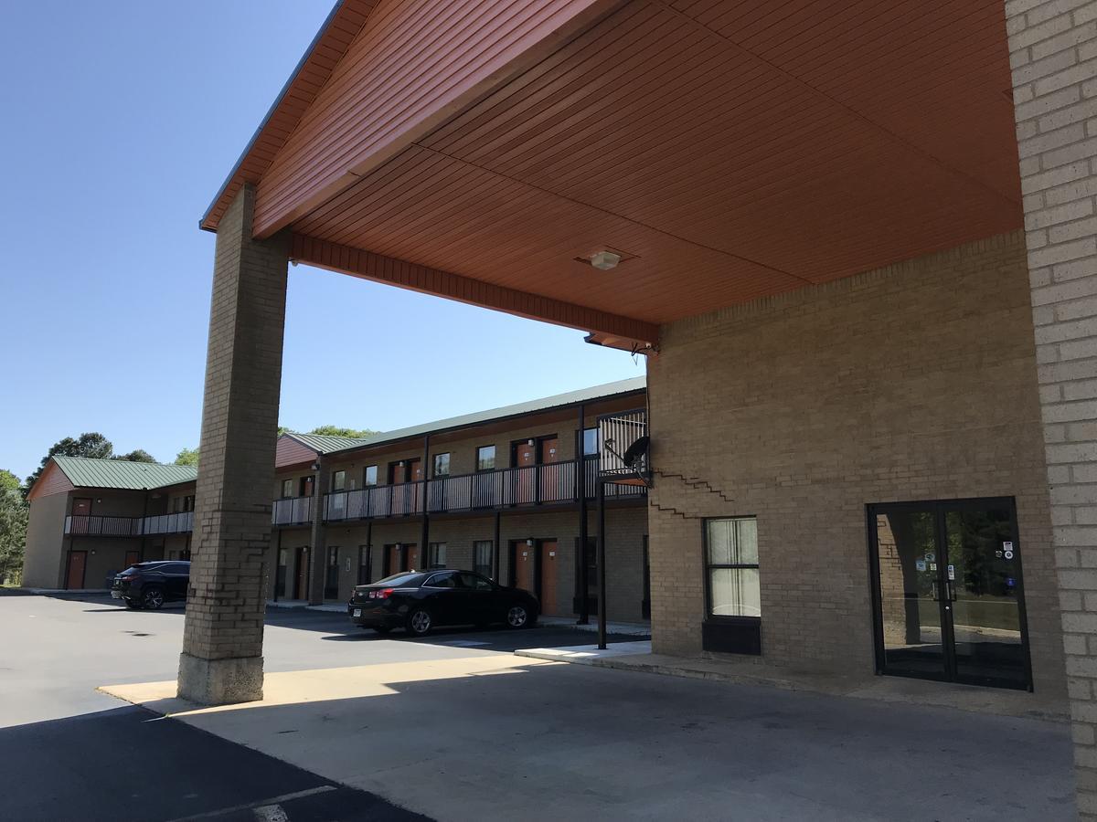 Clairmont Inn & Suites - Warren Exterior photo